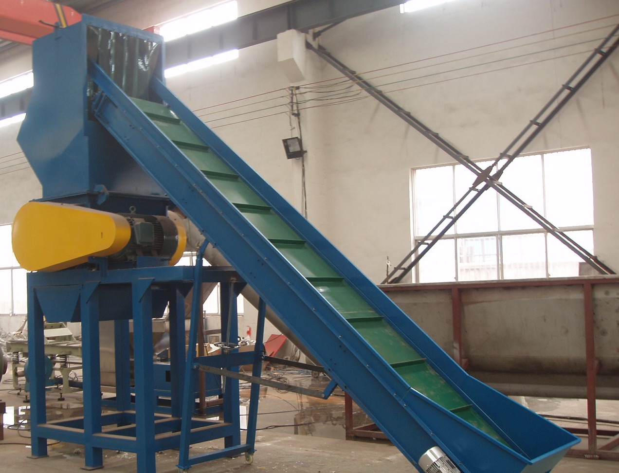 爬坡皮帶運(yùn)輸機(jī).jpg 爬坡皮帶運(yùn)輸機(jī).jpg