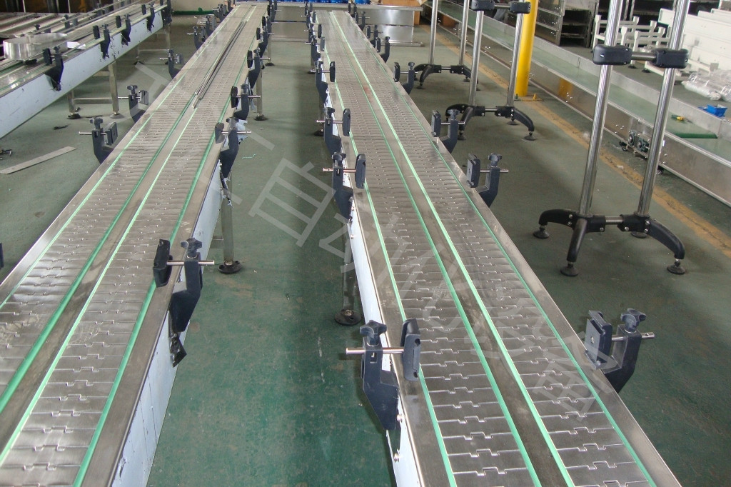 鏈板輸送機在飲料生產(chǎn)使用案列.jpg 鏈板輸送機在飲料生產(chǎn)使用案列.jpg