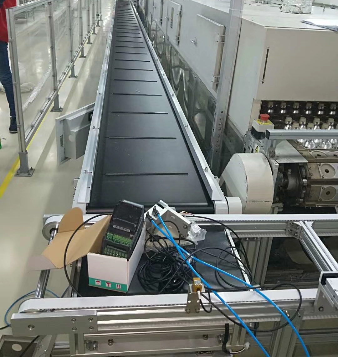 安裝中的廣西皮帶輸送機.jpg 安裝中的廣西皮帶輸送機.jpg